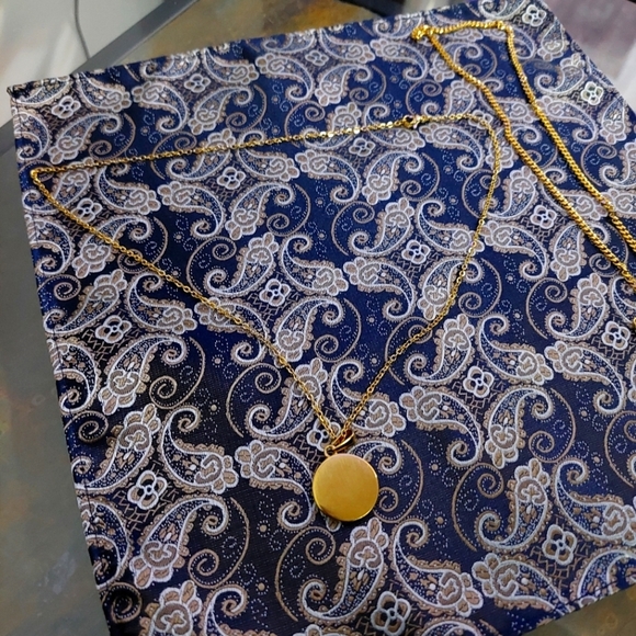 18K Gold Plated Medusa Pendant Necklace Coin Shape and Chain - Picture 6 of 10